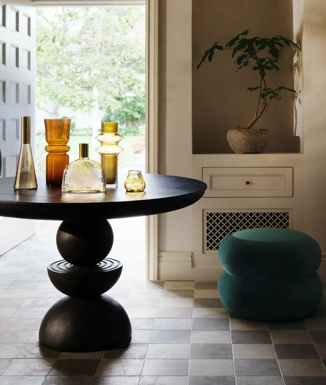 Pluto Round Dining Table - Lakkadhaara