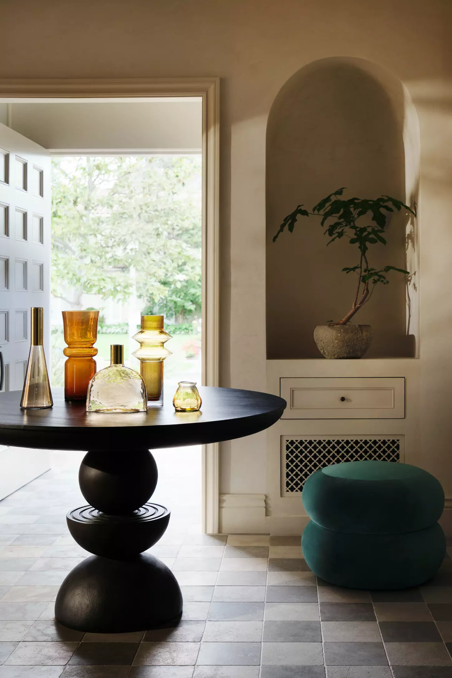 Pluto Round Dining Table - Lakkadhaara