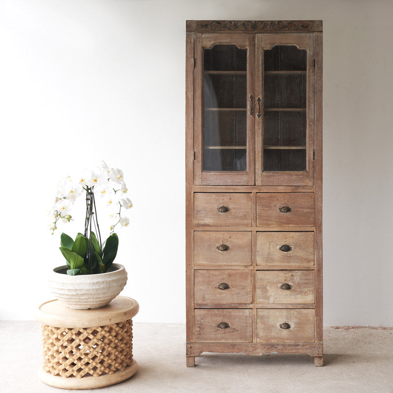 Cupboard with Closed Doors and 8 Drawers