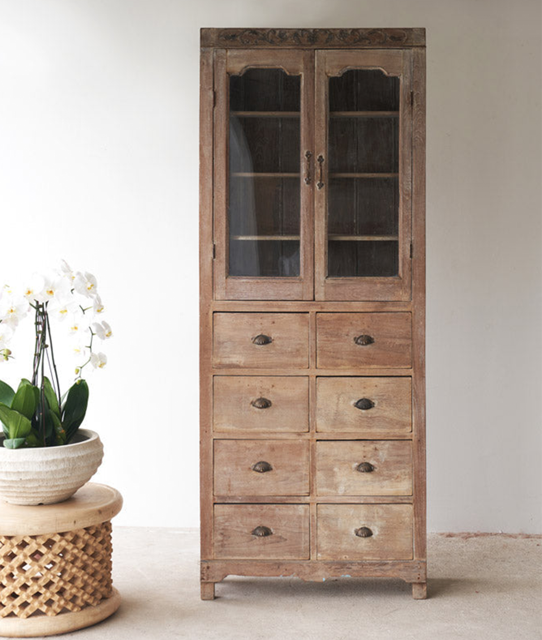 Cupboard with Closed Doors and 8 Drawers