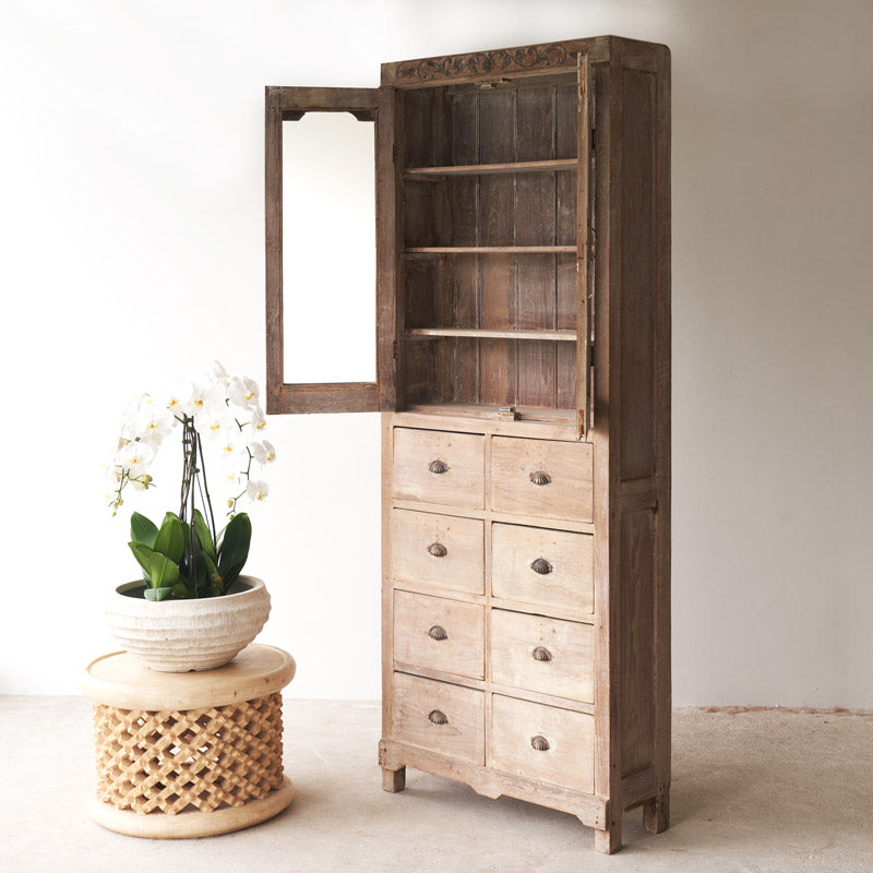 Cupboard with Closed Doors and 8 Drawers